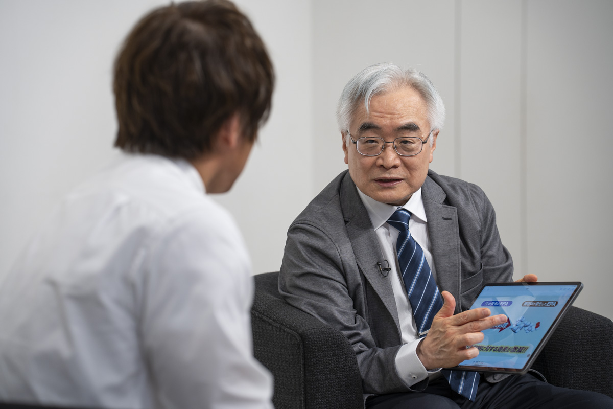 EPAの構造を説明する小林教授